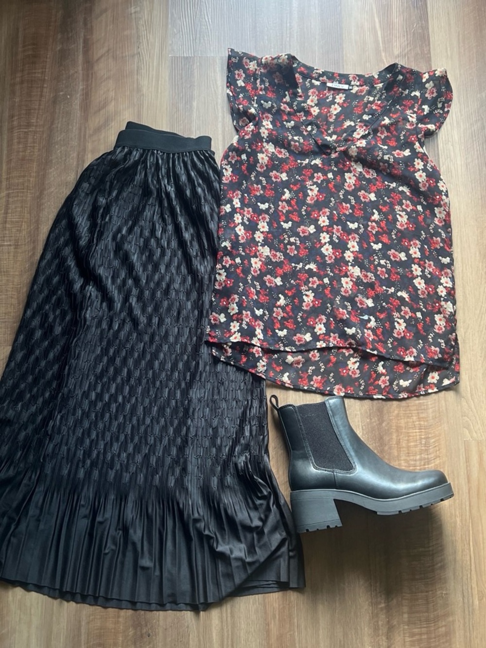 Only Floral Cap-Sleeve Blouse in Black and Red